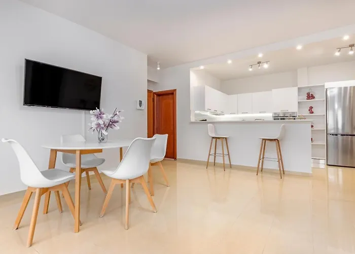 Central Luxurious Apartments Close To The Sea